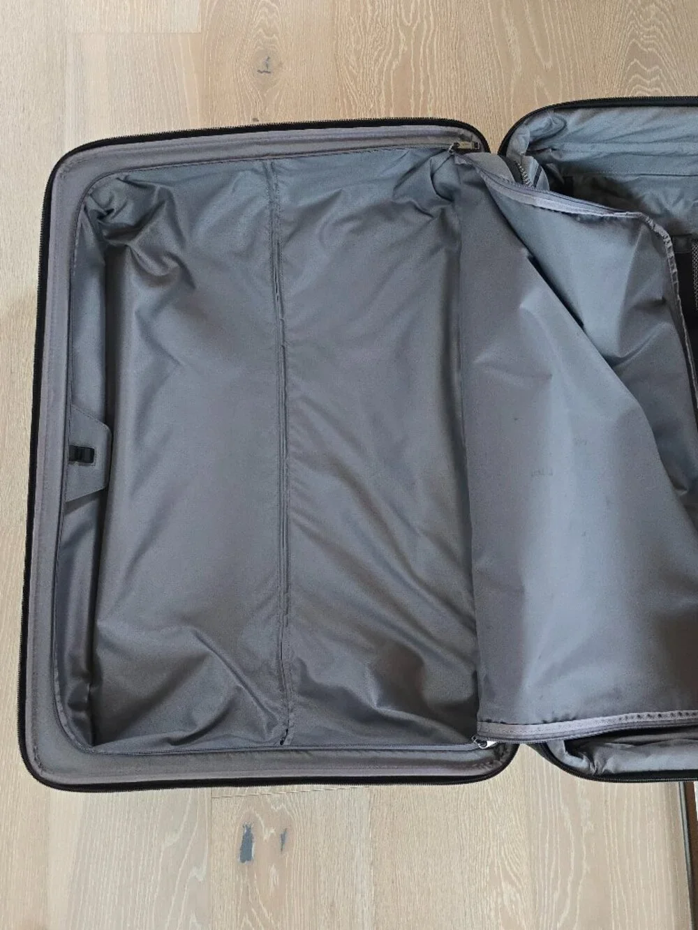 Tumi Alpha 3 Expandable 4 Wheeled Packing Case Luggage in Black/Navy